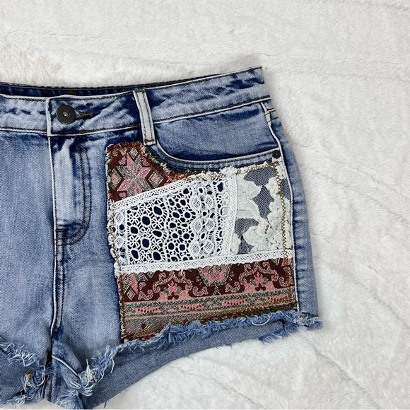 Bongo Cut Off Raw Hem Jean Shorts Size 7 Crochet Lace Aztec Print Mosaic Boho - Picture 5 of 6
